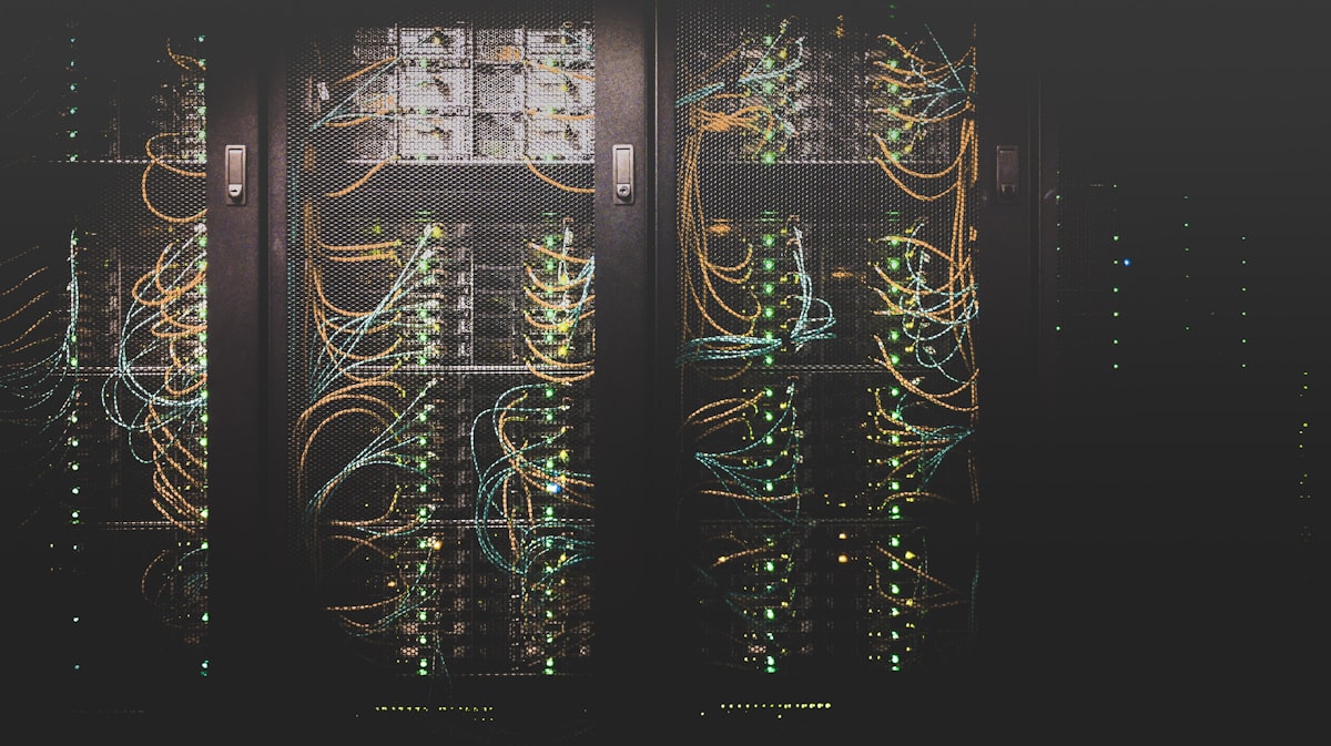 Computador com alerta visual de possível vazamento de dados